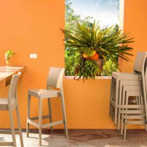 Maya Bar 75 – Stapelbar barstol i tålig design för restaurang och utemiljö